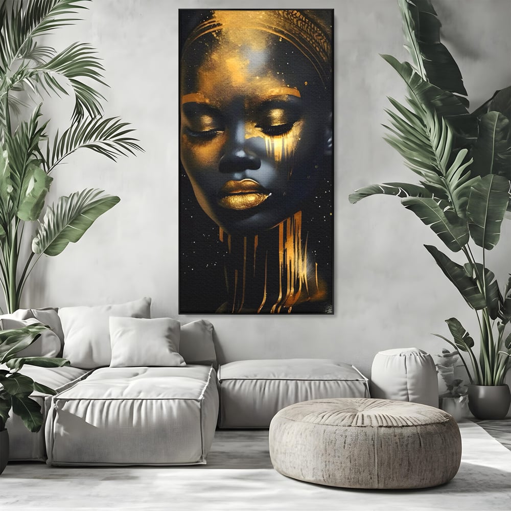 Tablou canvas cu tablou canvas cu portret de femeie, in rama de aluminiu negru, pe perete intr-un living